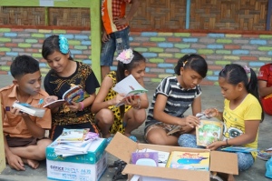 Keceriaan adik-adik Tangkahan, Sumatera Utara menerima donasi buku 